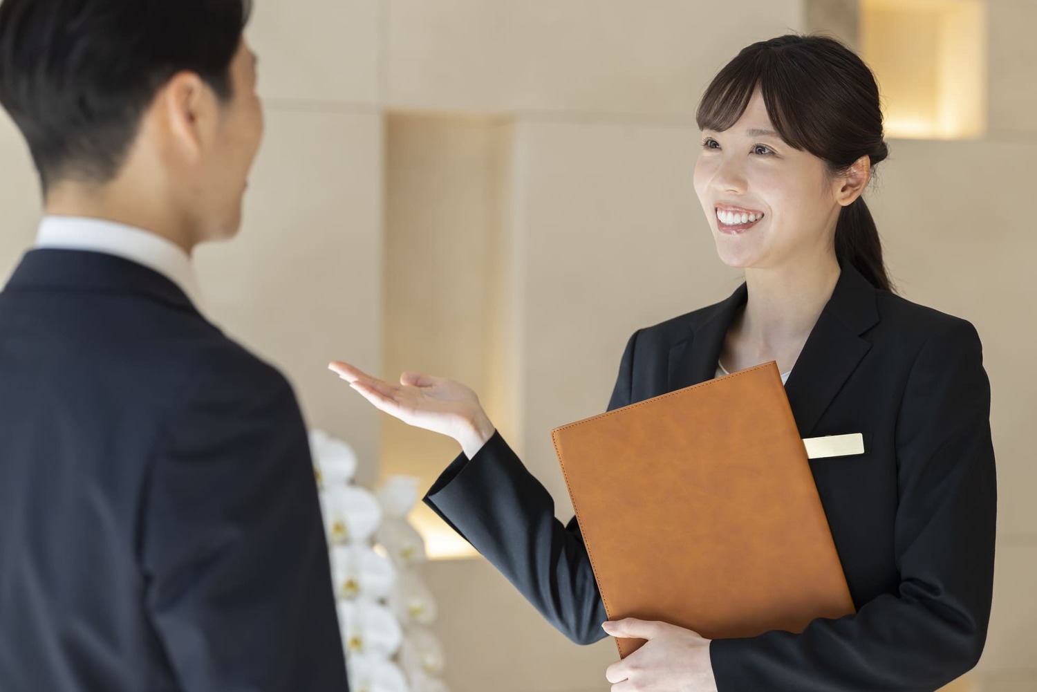 笑顔のホテル受付スタッフ