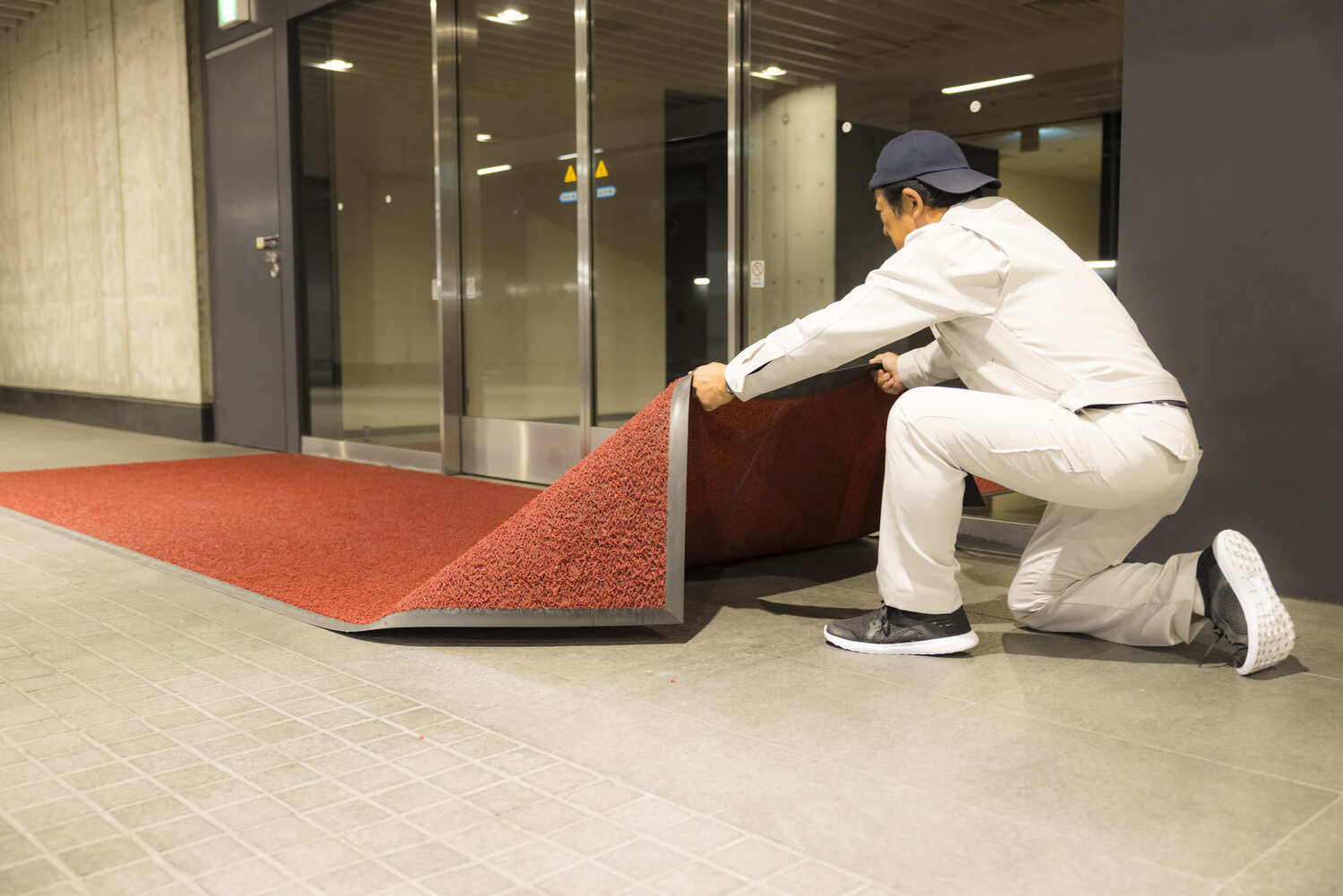 ホテル玄関の清掃
