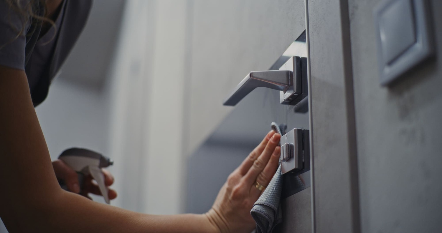 ホテルのドア清掃